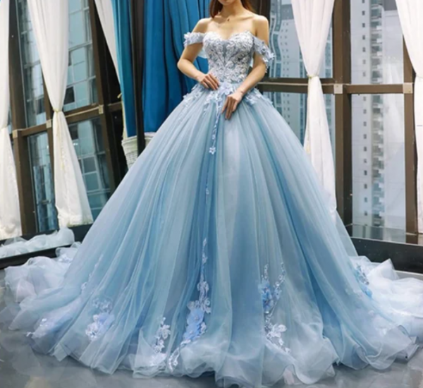 Gaun Ball Gown dengan detail drapery